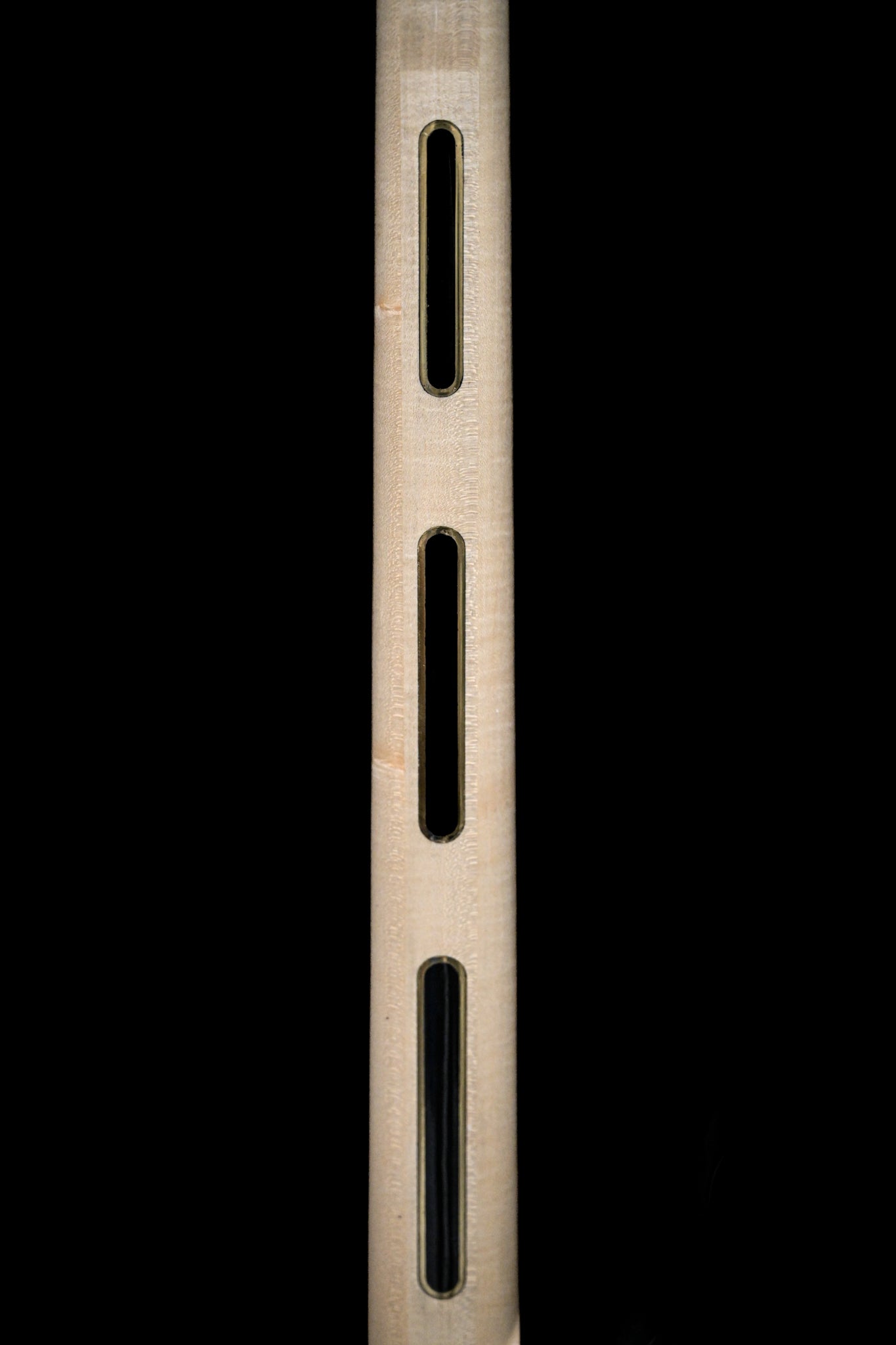 S1 "Laudate Concordia "限量版贝司吉他琴颈细节图，突出其设计。