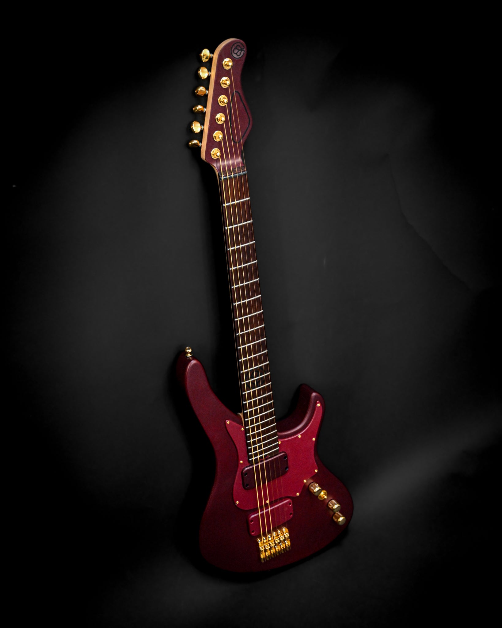 E5 Aventurinrot 指板和镶嵌设计特写，彰显精湛工艺。