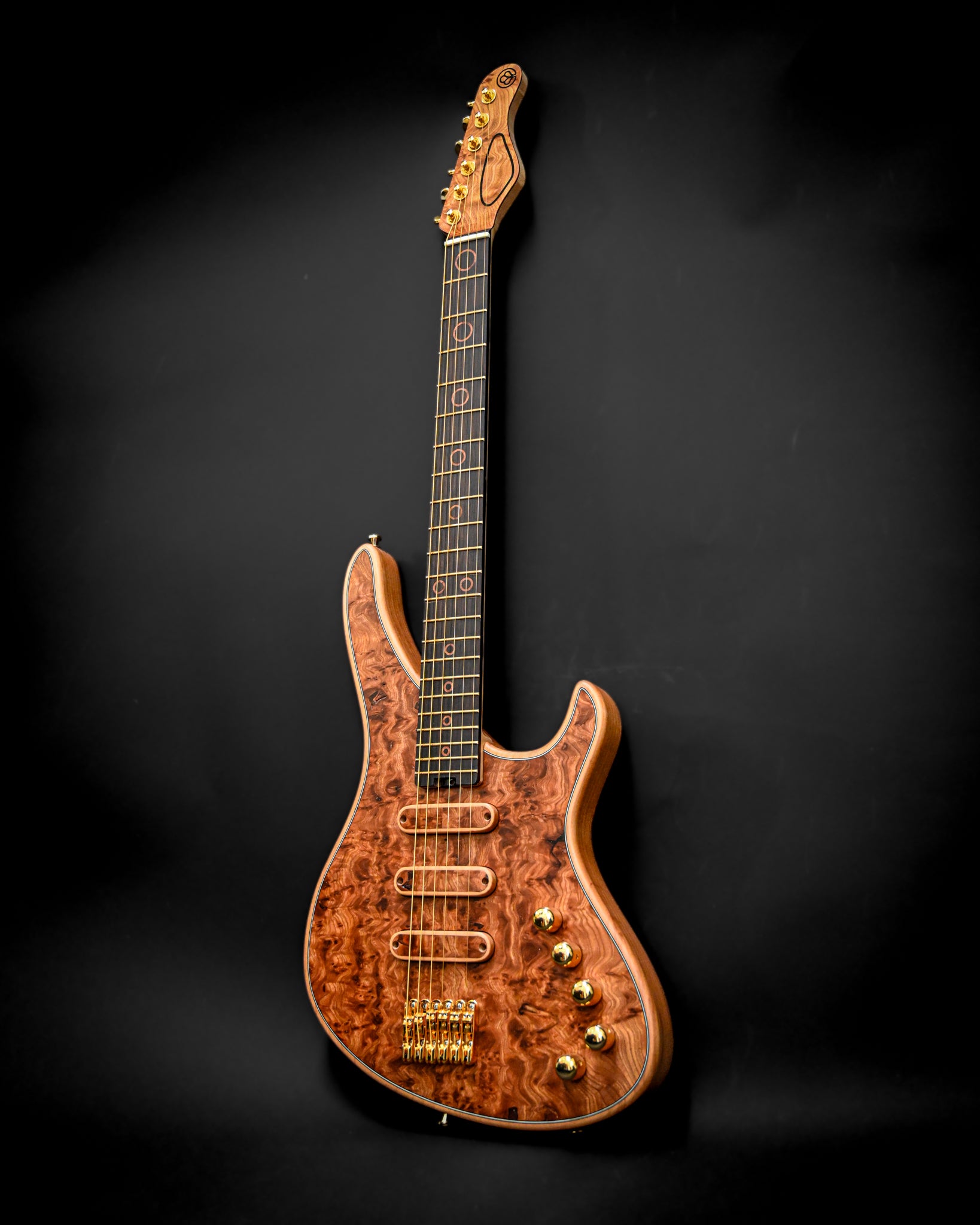 S5 Active - Elm Burl 吉他从侧面看，展示了优雅的设计和木制工艺。