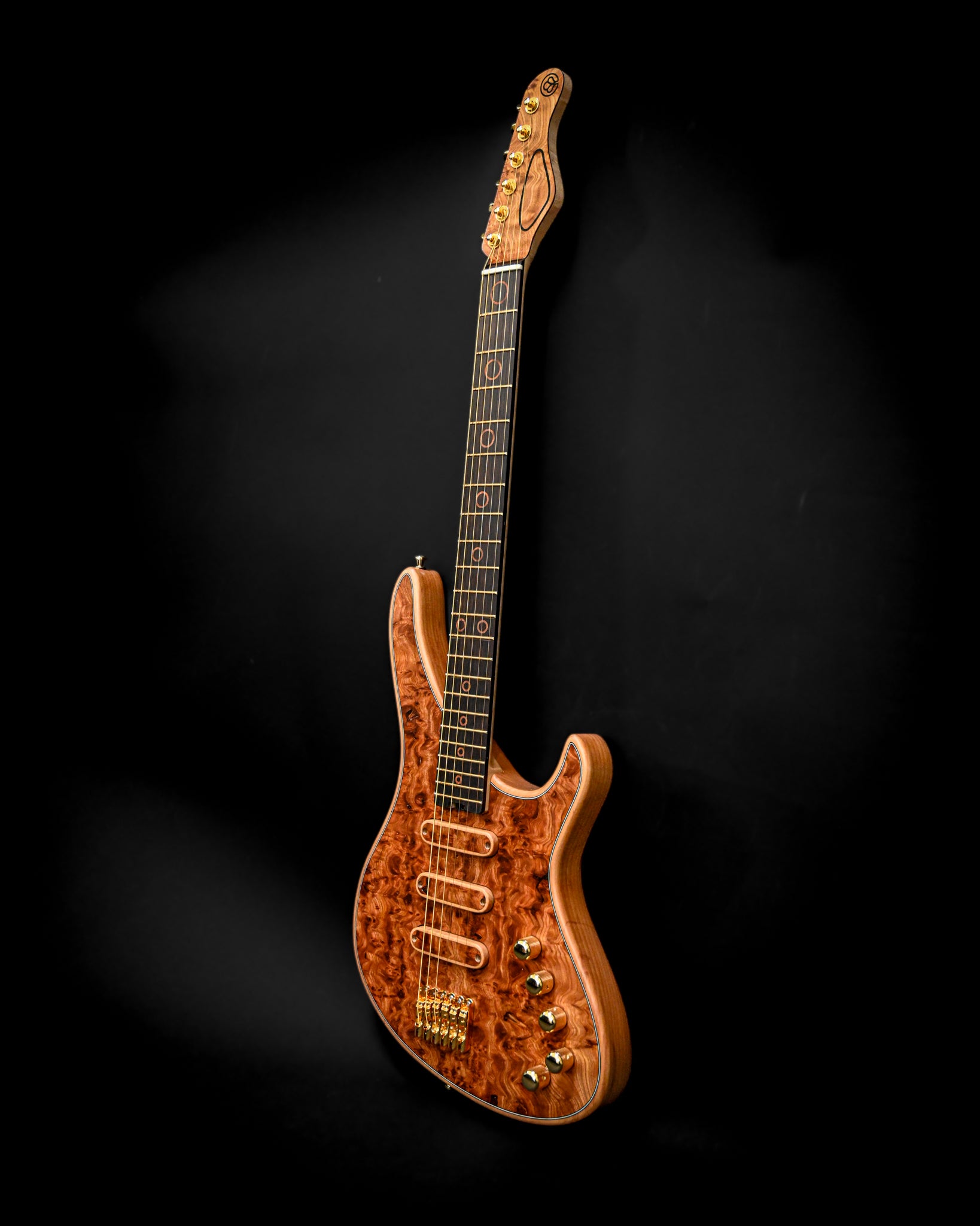 S5 Active - Elm Burl 吉他特写，重点展示木工和工艺的细节。