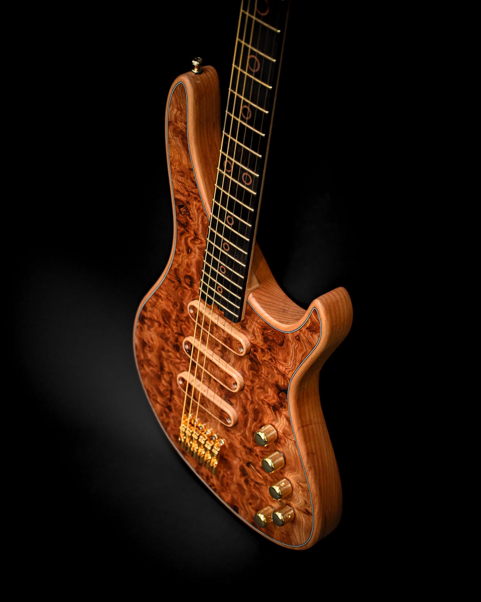 S5 Active - Elm Burl 吉他从一个角度观察，显示出其丰富的纹理和优雅的外形。