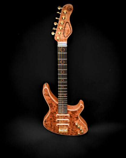 S5 Active - Elm Burl 吉他琴身细节图，展示其光滑的表面和复杂的设计。