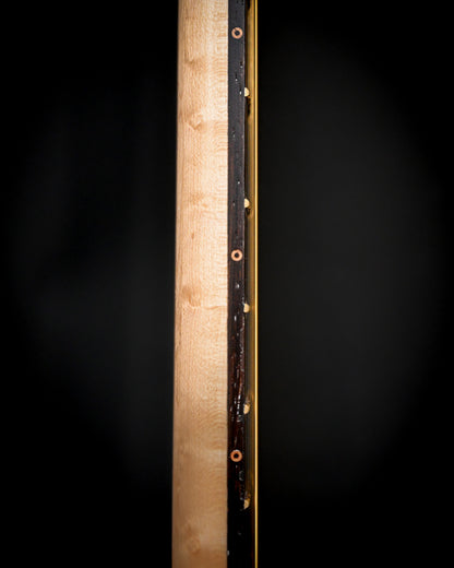 S5 Active - Elm Burl 吉他从侧面展示，凸显其优雅的轮廓和精湛的工艺。