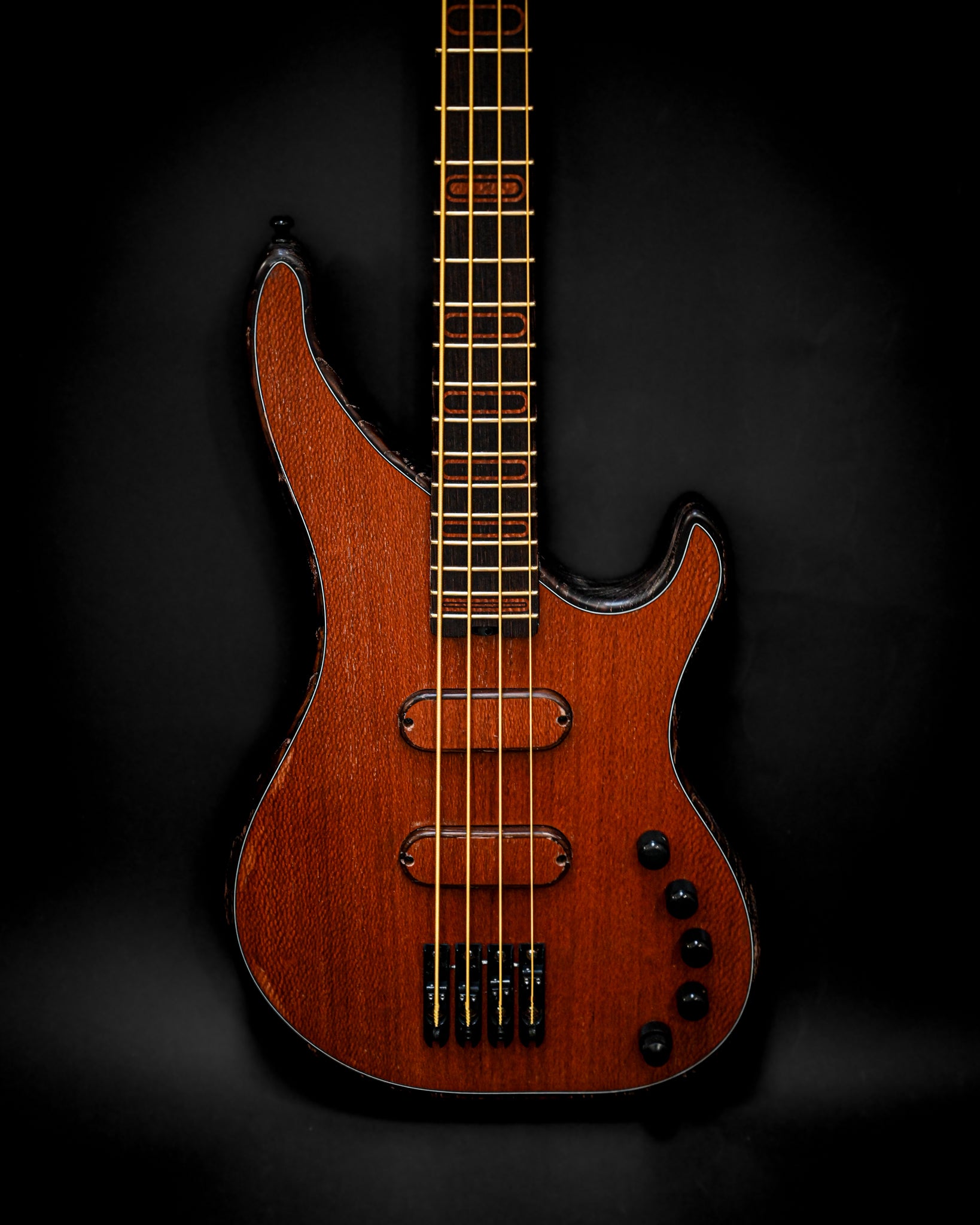 S3 Lacewood 低音吉他特写，突出了椴木面板和控制旋钮的复杂细节。