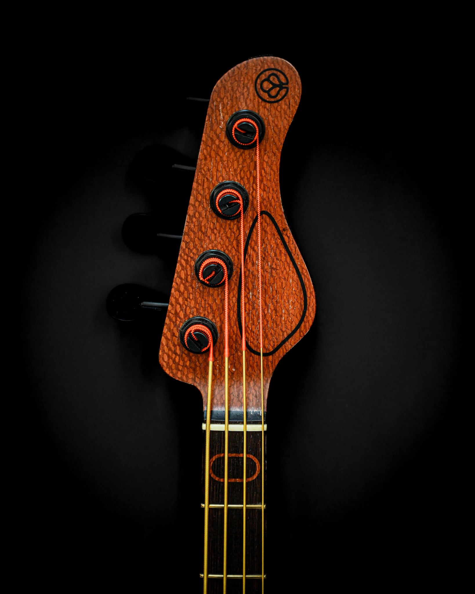 S3 Lacewood 低音吉他的琴头，展示其独特的设计和音栓。