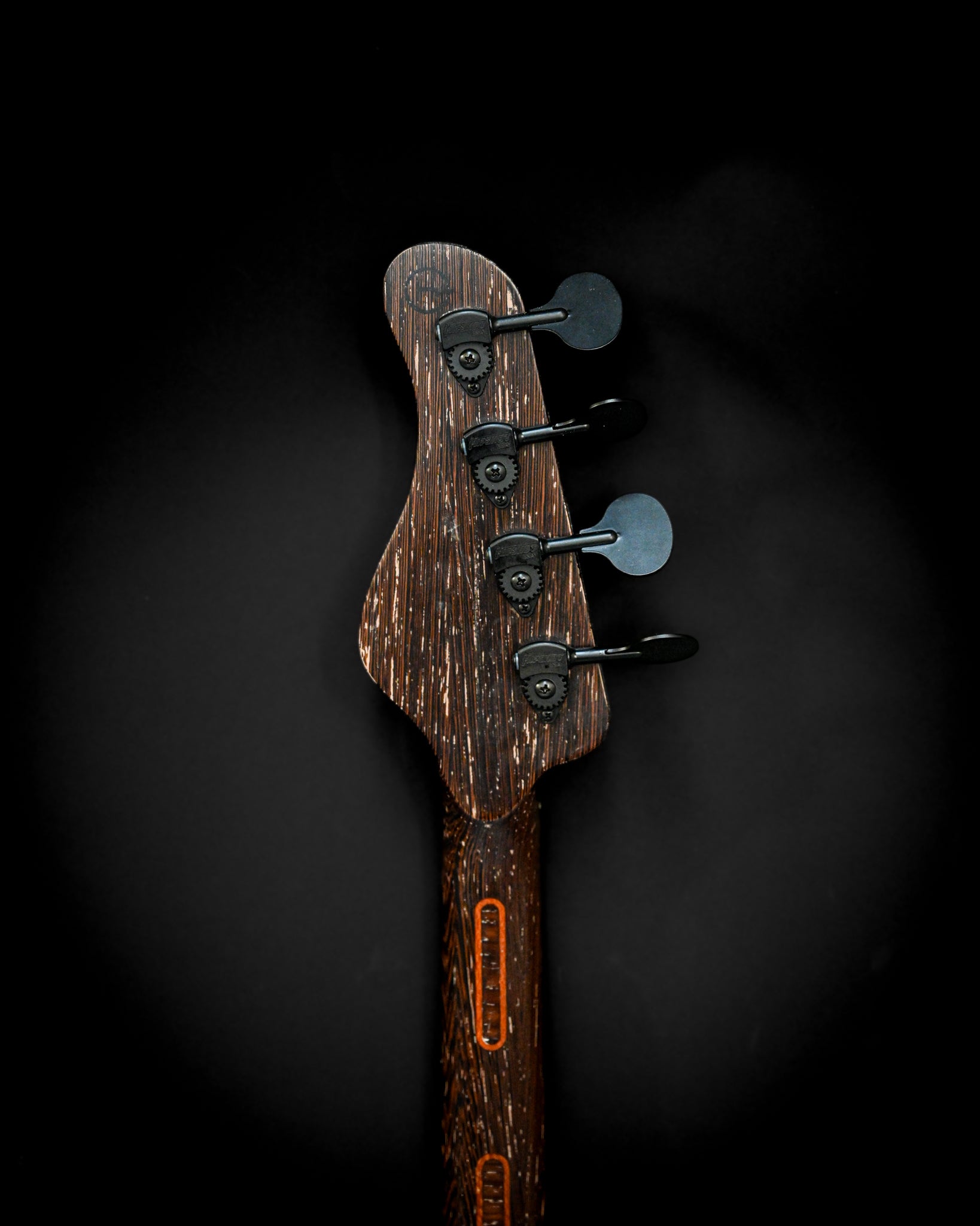近距离观察 S3 Lacewood 低音吉他的背面，展示其木材纹理和设计元素。