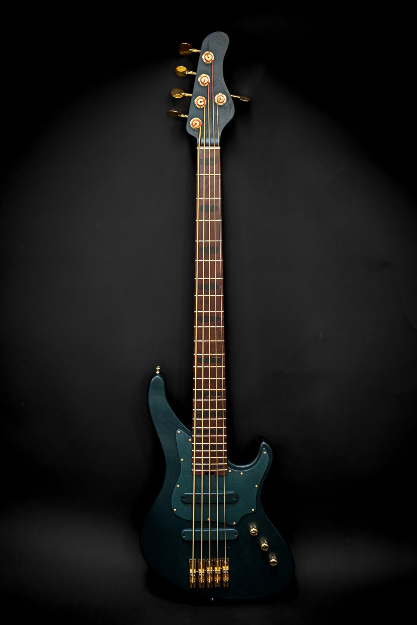 来自 Belforti Instruments 的 E1 Vosges 松木绿 5 弦贝司吉他，在黑色背景的衬托下展现出时尚的设计。