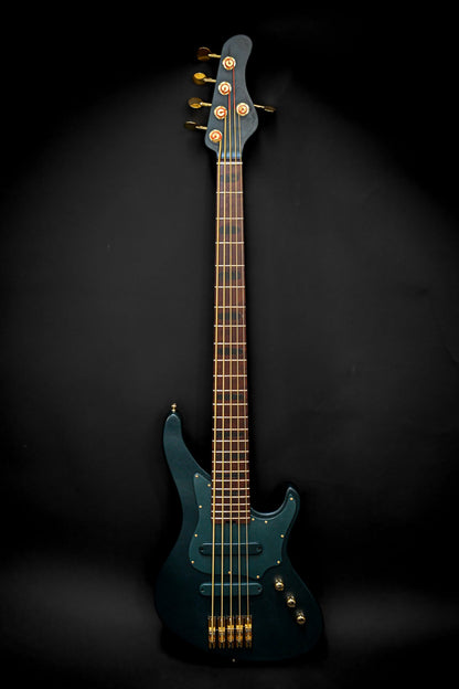 来自 Belforti Instruments 的 E1 Vosges 松木绿 5 弦贝司吉他，在黑色背景的衬托下展现出时尚的设计。