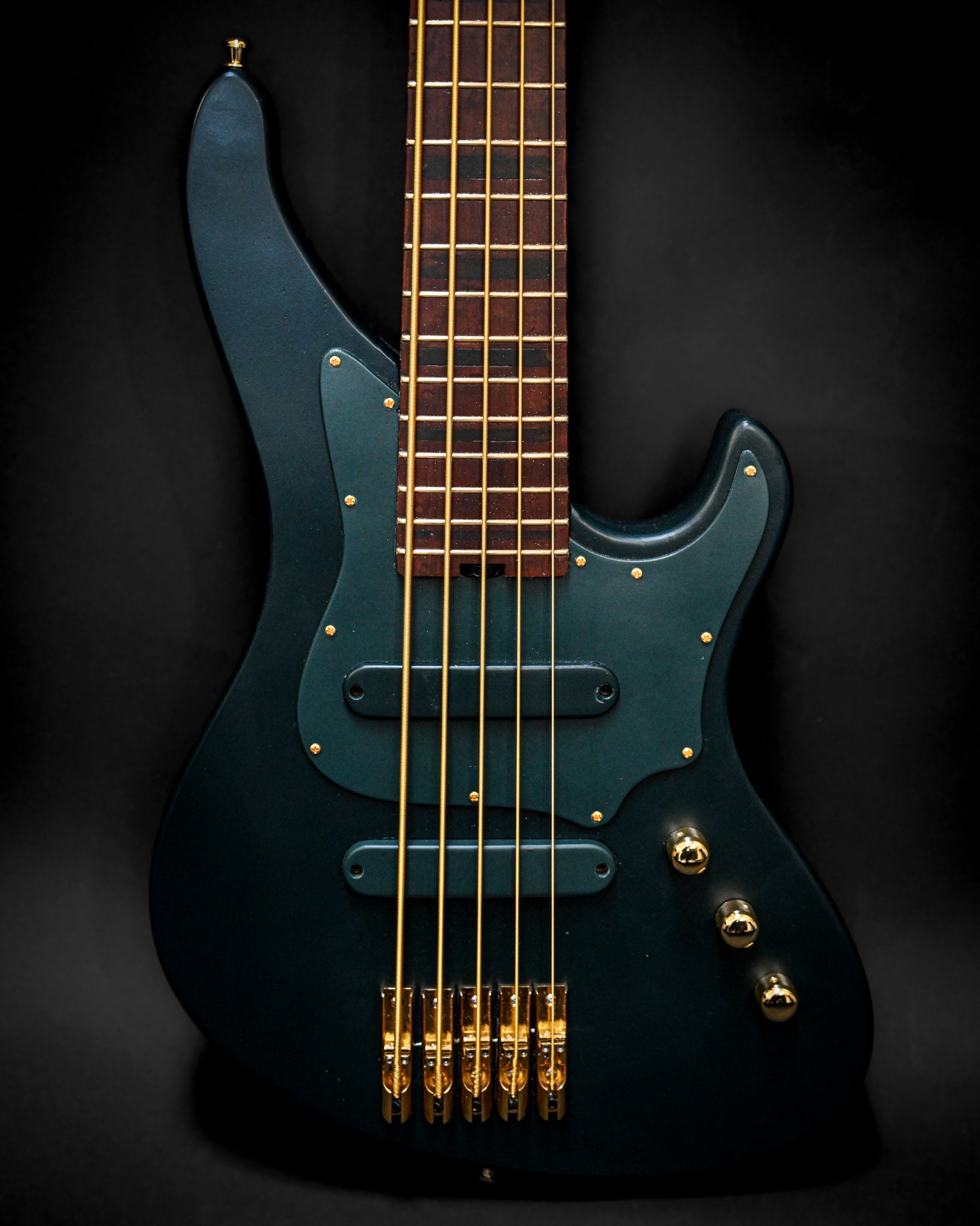 E1 Vosges 松木绿低音吉他特写，显示 Belforti Instruments 制作的琴弦和拾音器。