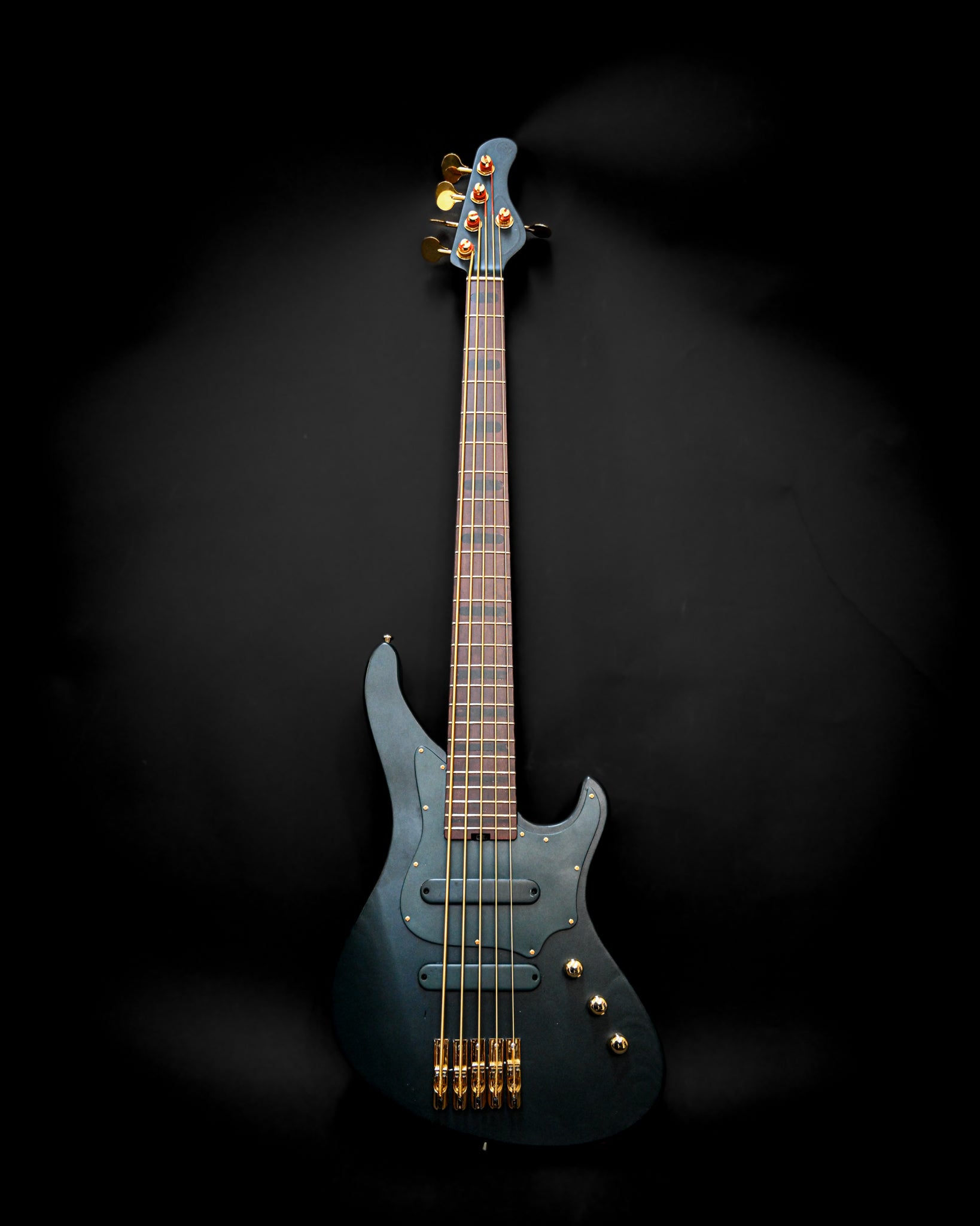 Belforti Instruments 的 E1 Vosges Pine Green 低音吉他侧视图，彰显其自然漆面和金色硬件。
