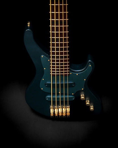 E1 Vosges 松木绿低音吉他的正面照片，突出了 Belforti Instruments 的时尚设计和精湛工艺。