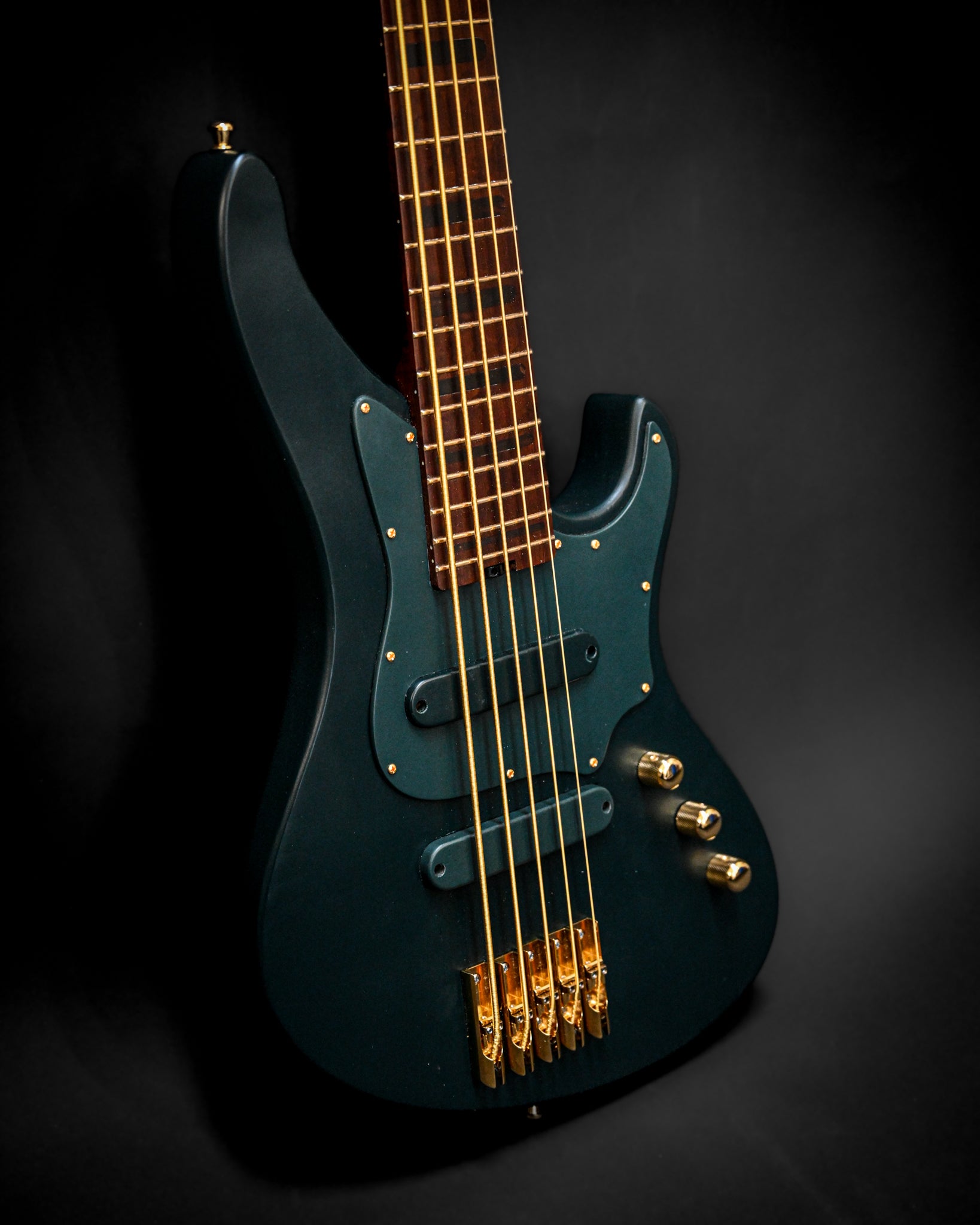 由 Belforti Instruments 提供的 E1 Vosges Pine Green 低音吉他的动态角度，突出其独特的轮廓。