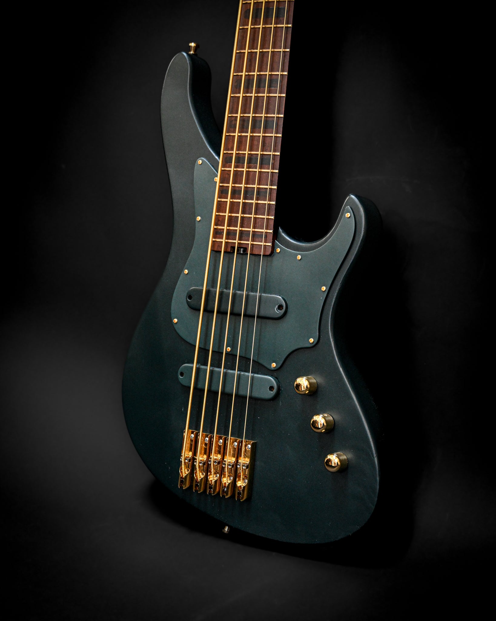 Belforti Instruments 的 E1 Vosges Pine Green 低音吉他造型图，展示了金色硬件和精加工琴身。