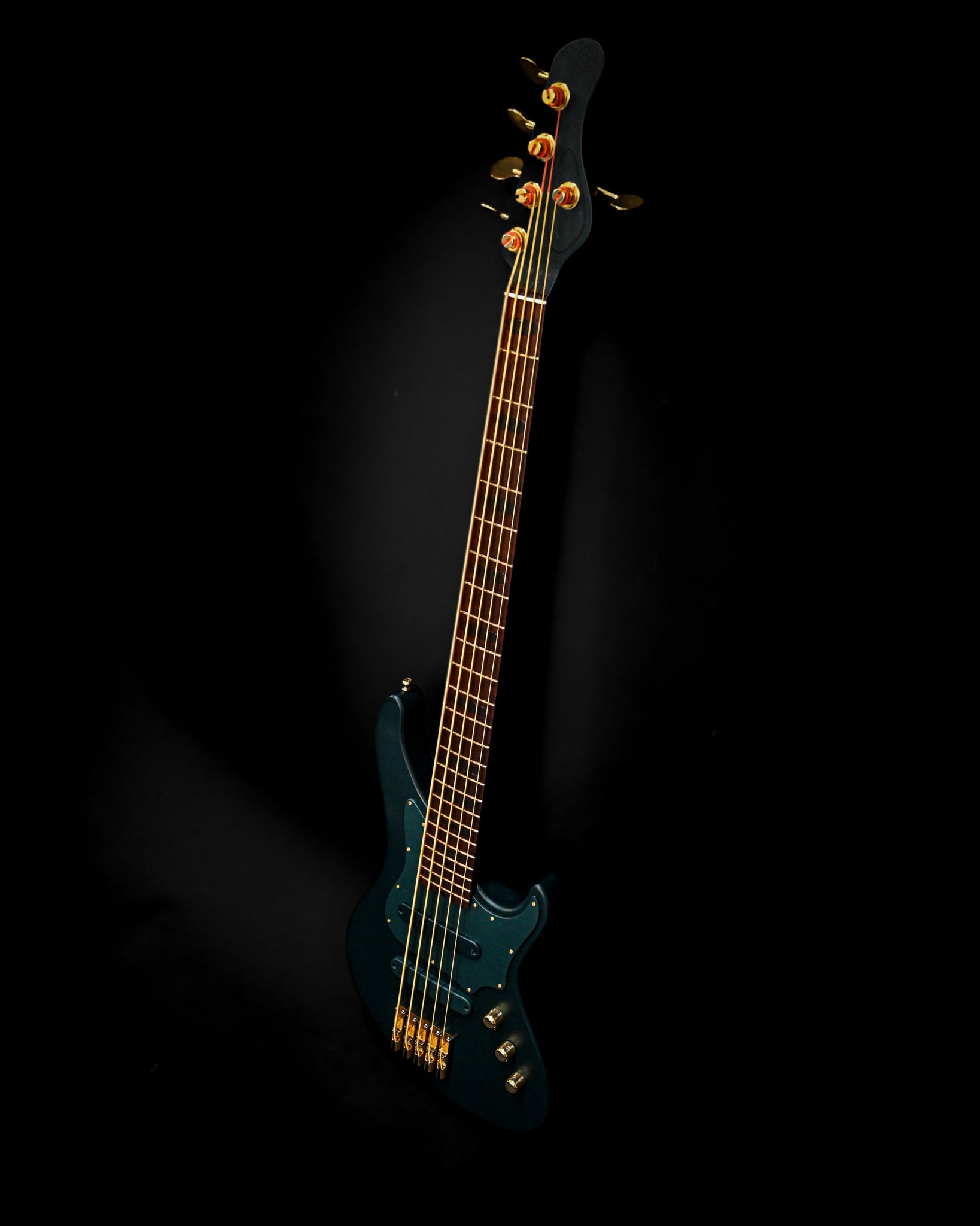 E1 Vosges 松木绿低音吉他琴桥特写，展示 Belforti Instruments 的精湛工艺。