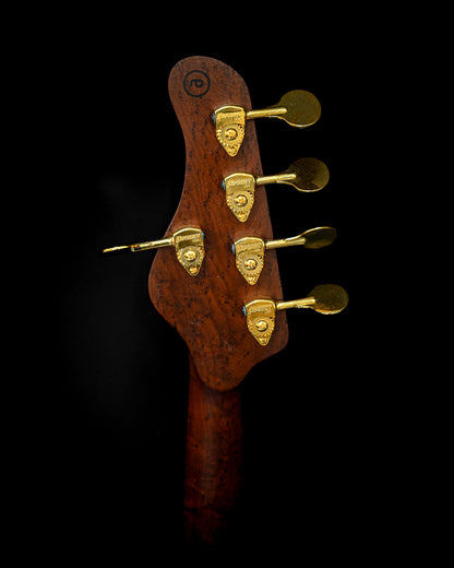 E1 Vosges 松木绿低音吉他的后侧视图，重点展示 Belforti Instruments 高雅的表面处理和精湛的工艺。