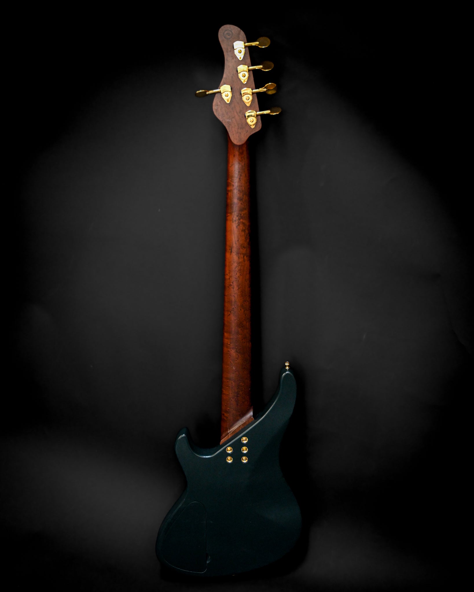 Belforti Instruments 生产的 E1 Vosges Pine Green 低音吉他琴颈和调音钉的背面特写。