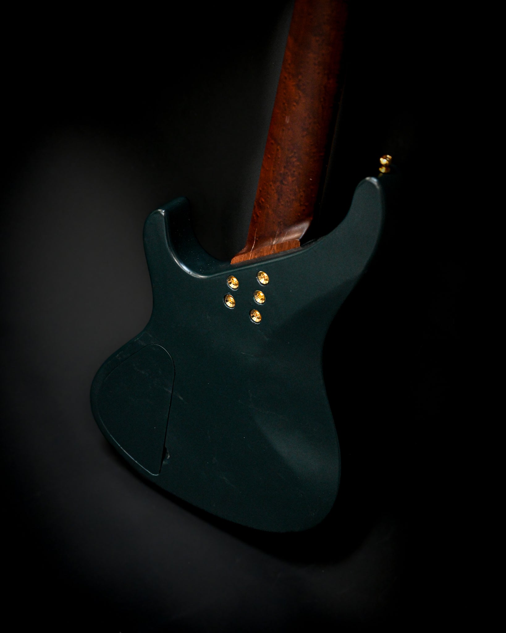 E1 Vosges Pine Green 低音吉他背面全景，彰显 Belforti Instruments 的设计和品质。
