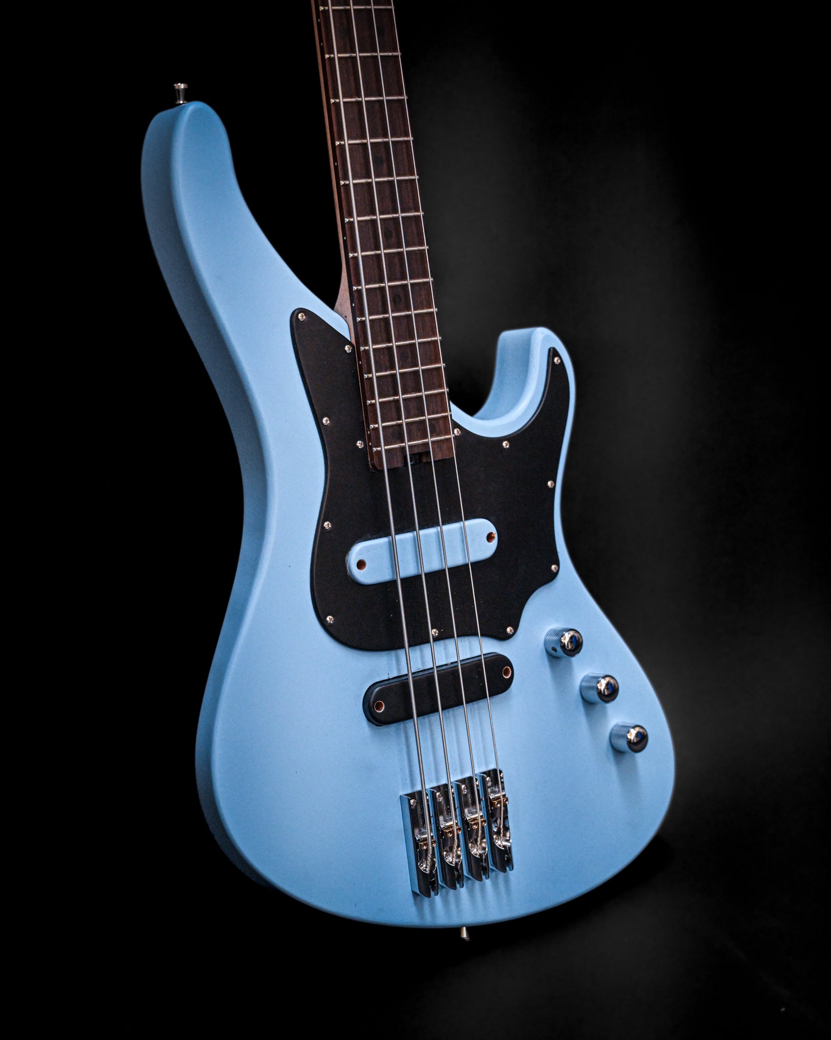 Belforti Instruments 的 E1 Siberian Frost 低音吉他侧面，突出其独特的形状和颜色。