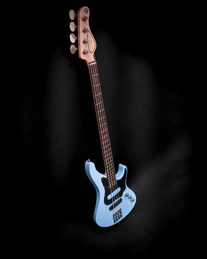 从侧面展示 Belforti Instruments 的 E1 Siberian Frost 低音吉他，突出琴颈和音栓。