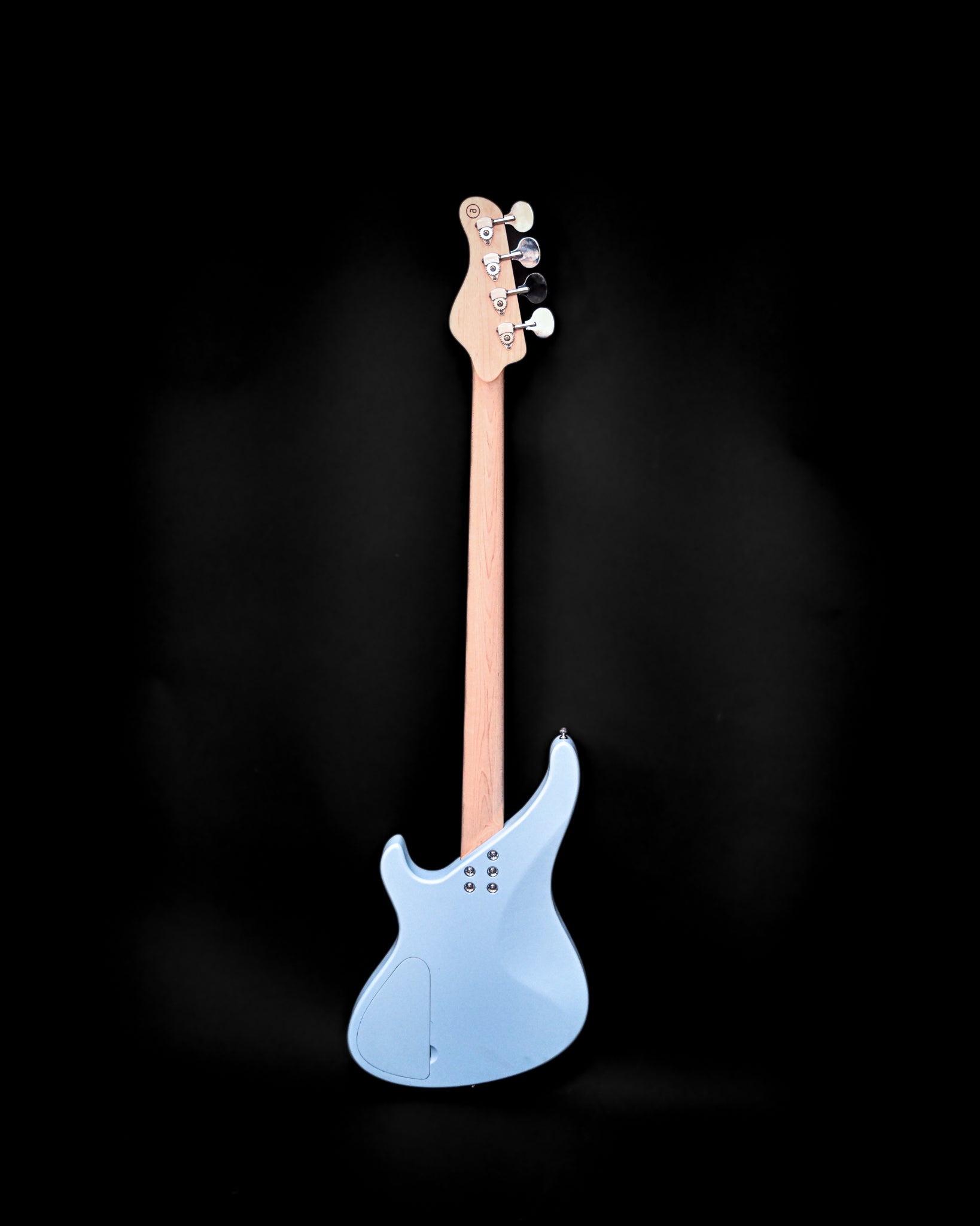 Belforti Instruments 的 E1 Siberian Frost 低音吉他，以四分之三的视角展示，突出其流畅的线条。