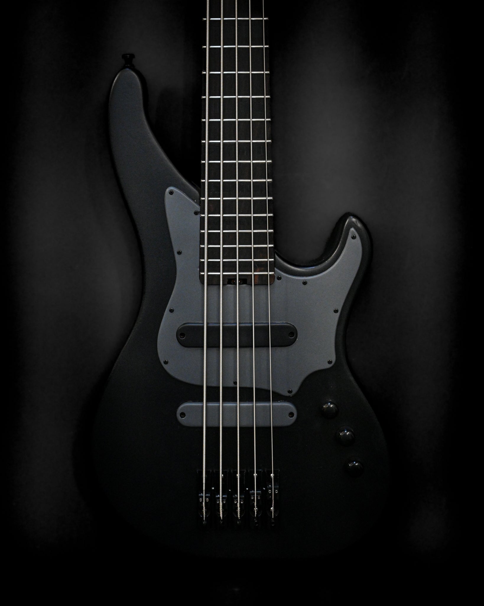 Belforti Instruments 的 E3 Lorraine Coal 低音吉他特写，突出其流畅的琴身造型和现代电子设备。