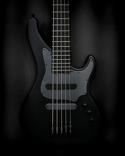 Belforti Instruments 的 E3 Lorraine Coal 低音吉他特写，突出其流畅的琴身造型和现代电子设备。