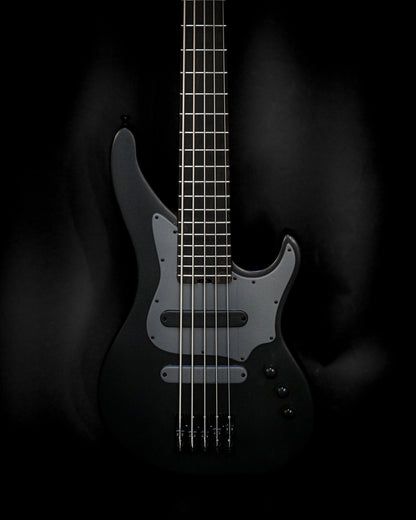 Belforti Instruments 的 E3 Lorraine Coal 低音吉他侧面图，展示了琴身和琴颈的复杂设计。