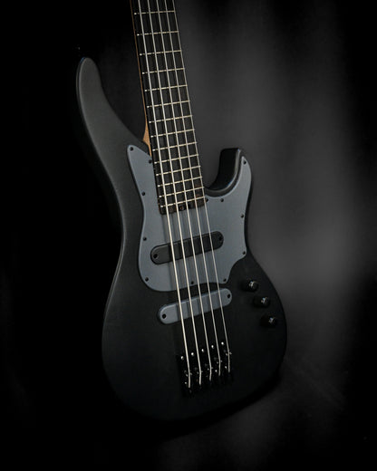 Belforti Instruments 的 E3 Lorraine Coal 低音吉他在深色背景下展示琴身和琴弦。