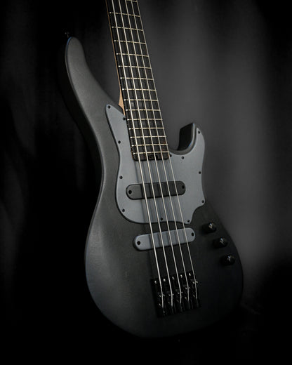 从一个独特的角度拍摄 Belforti Instruments 的 E3 Lorraine Coal 5 弦贝司，展现其流畅的曲线。