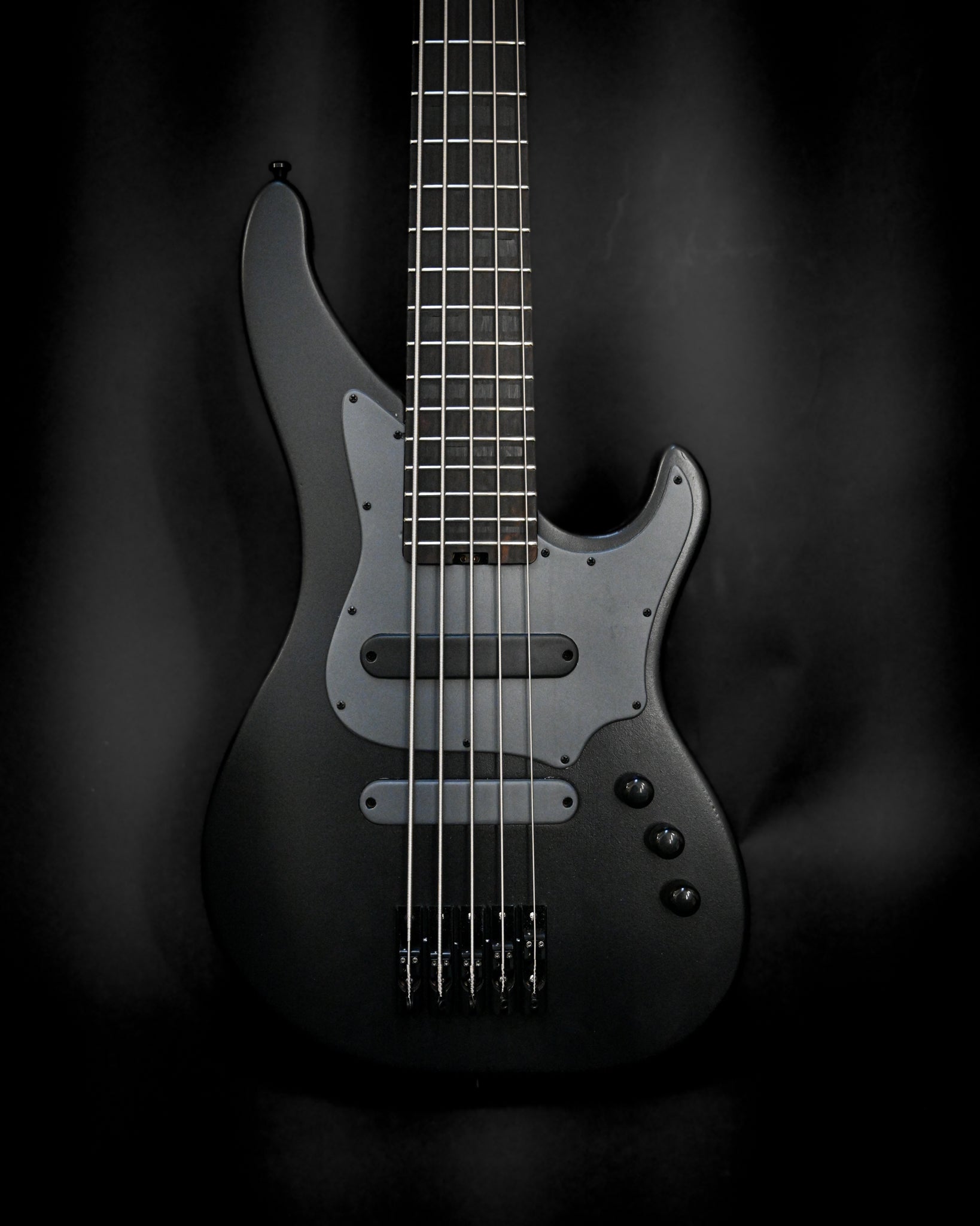 Belforti Instruments 从对角线角度拍摄的 E3 Lorraine Coal 低音吉他，展现了其引人注目的特点。