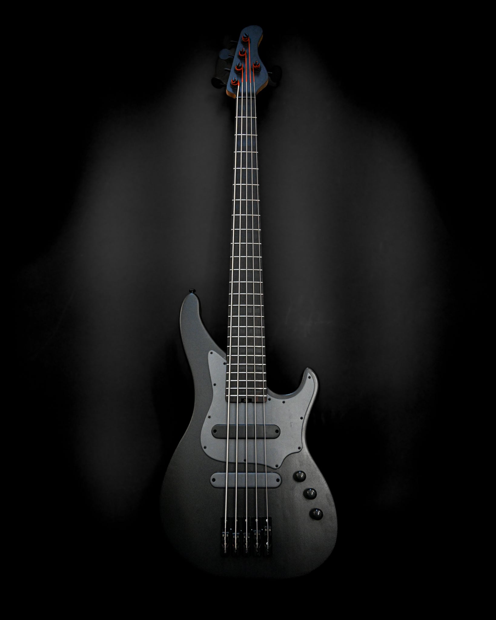 Belforti Instruments 的 E3 Lorraine Coal 低音吉他，展现了其优质的工艺和现代的外观。