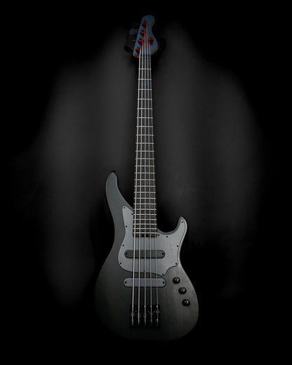 Belforti Instruments 的 E3 Lorraine Coal 低音吉他，展现了其优质的工艺和现代的外观。