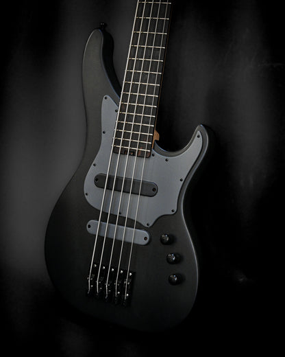 Belforti Instruments 的 E3 Lorraine Coal 低音吉他采用标志性的黑色和灰色漆面，具有光泽感。