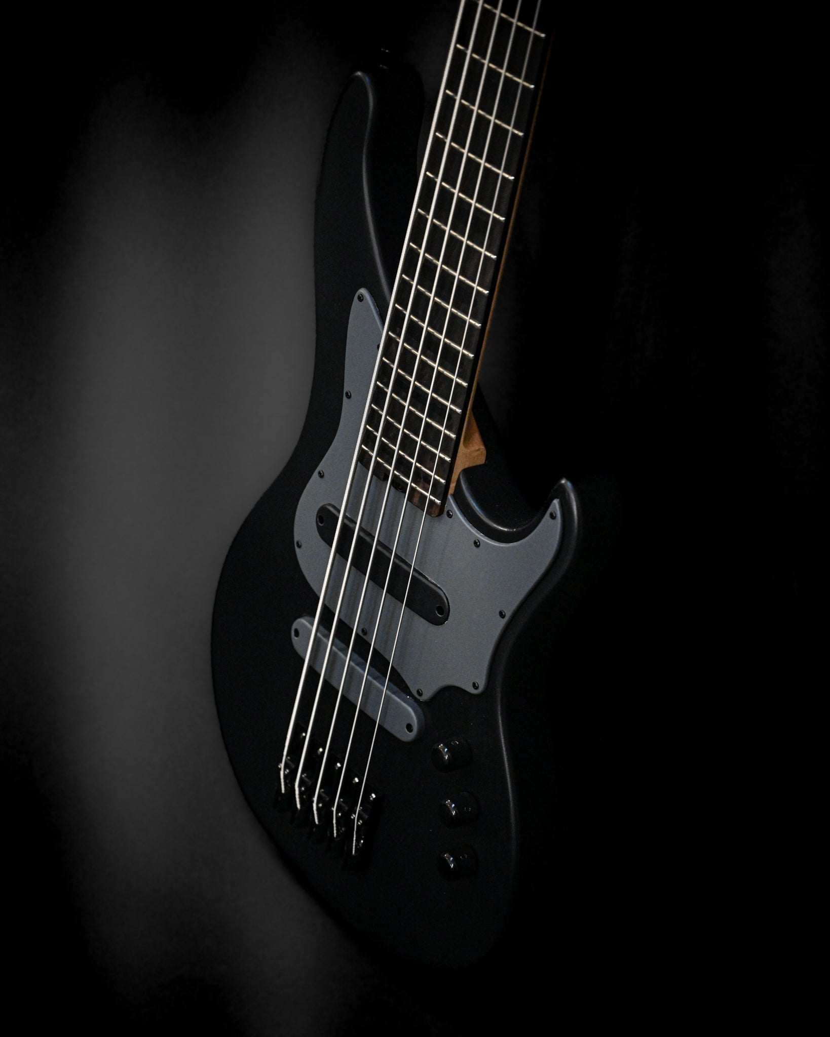 Belforti Instruments E3 Lorraine Coal 低音吉他的背面，凸显其流畅的轮廓和精湛的工艺。