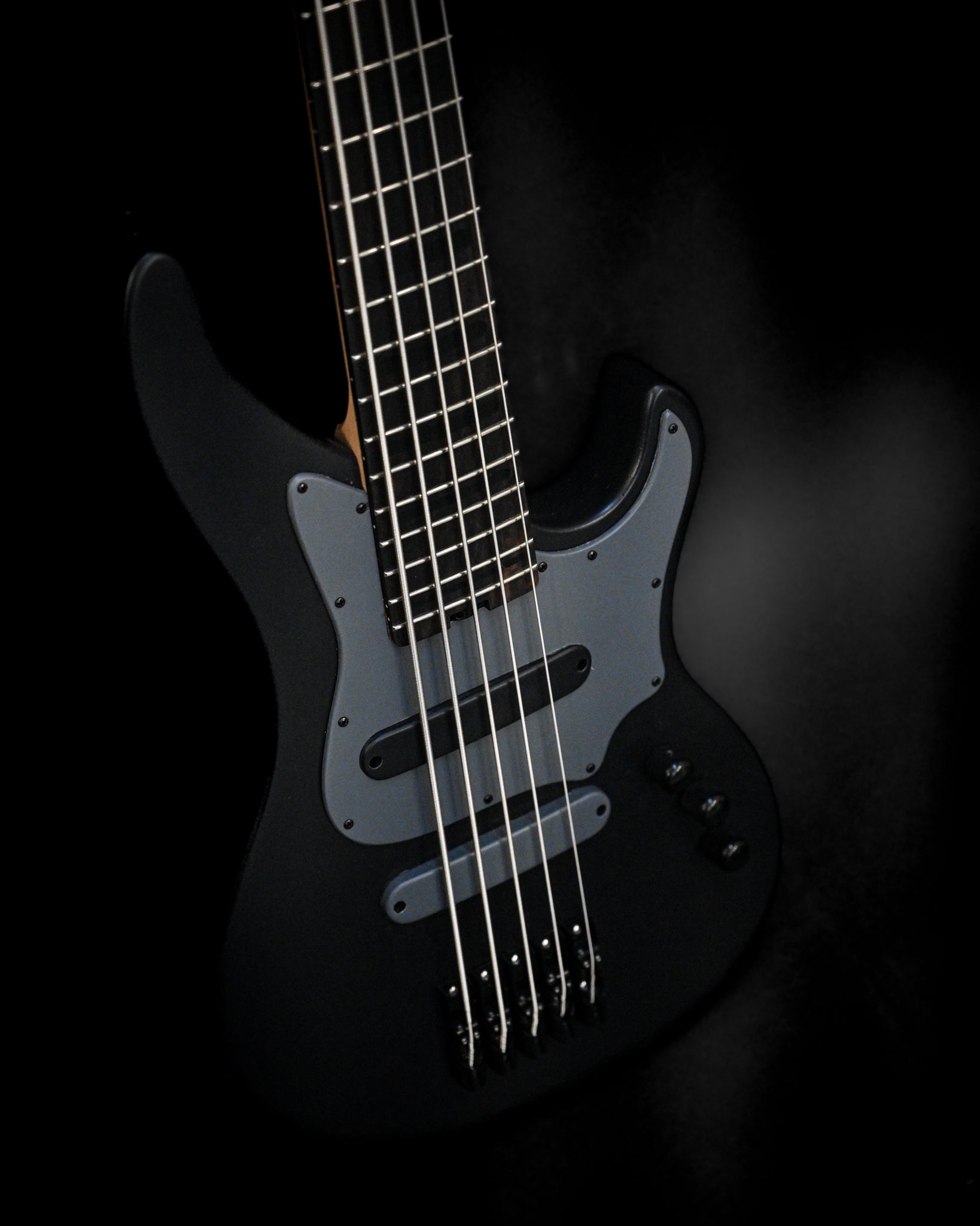 Belforti Instruments E3 Lorraine Coal 低音吉他琴颈后视图，彰显精湛工艺。