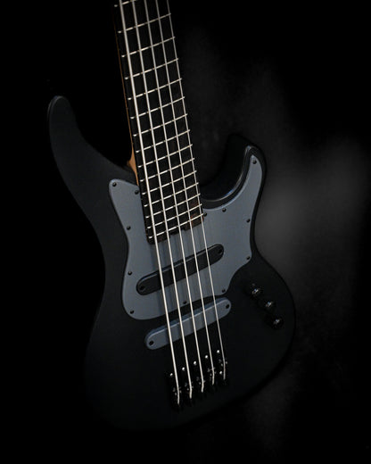 Belforti Instruments E3 Lorraine Coal 低音吉他琴颈后视图，彰显精湛工艺。