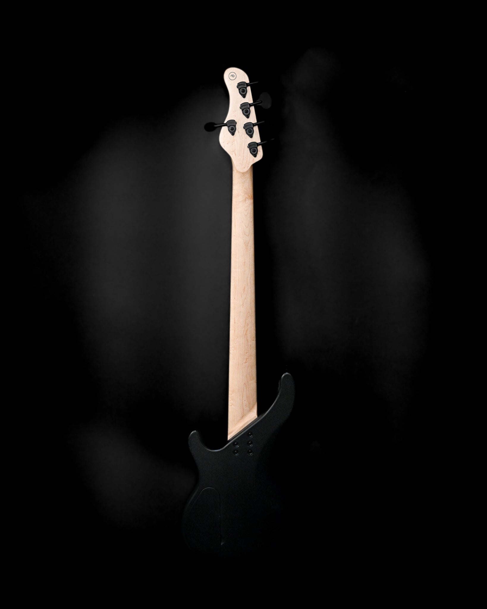 Belforti Instruments 的 E3 Lorraine Coal 低音吉他背面，突出了琴颈和琴身的设计。