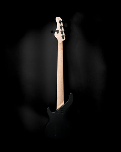 Belforti Instruments 的 E3 Lorraine Coal 低音吉他背面，突出了琴颈和琴身的设计。
