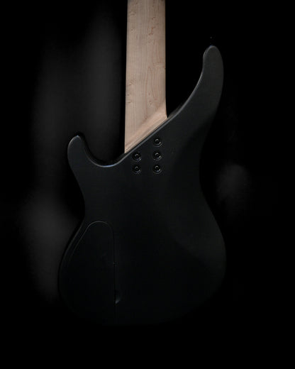 Belforti Instruments E3 Lorraine Coal 低音吉他琴头和琴颈的侧面透视图。