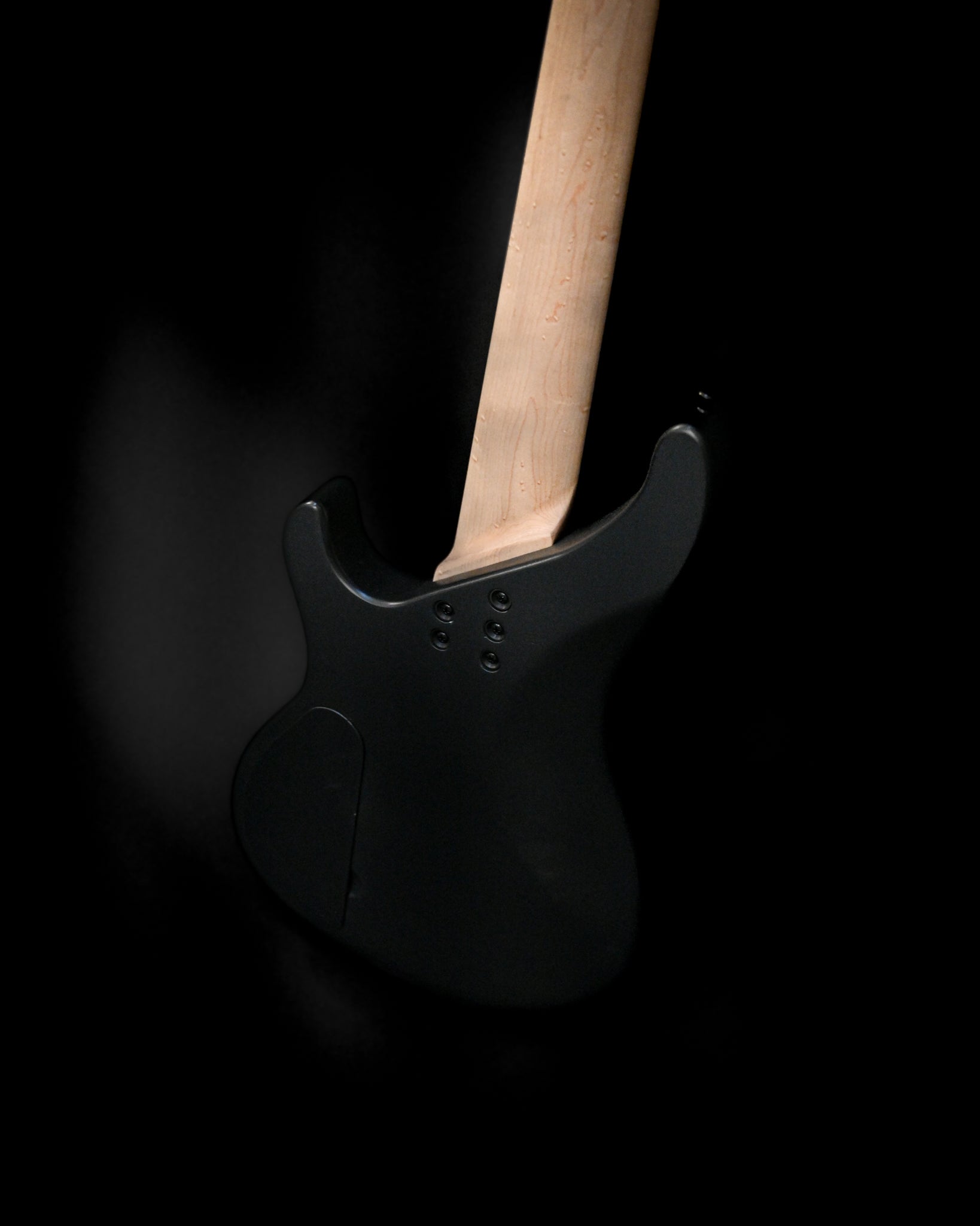 Belforti Instruments E3 Lorraine Coal 低音吉他的背面，强调琴颈的工艺。