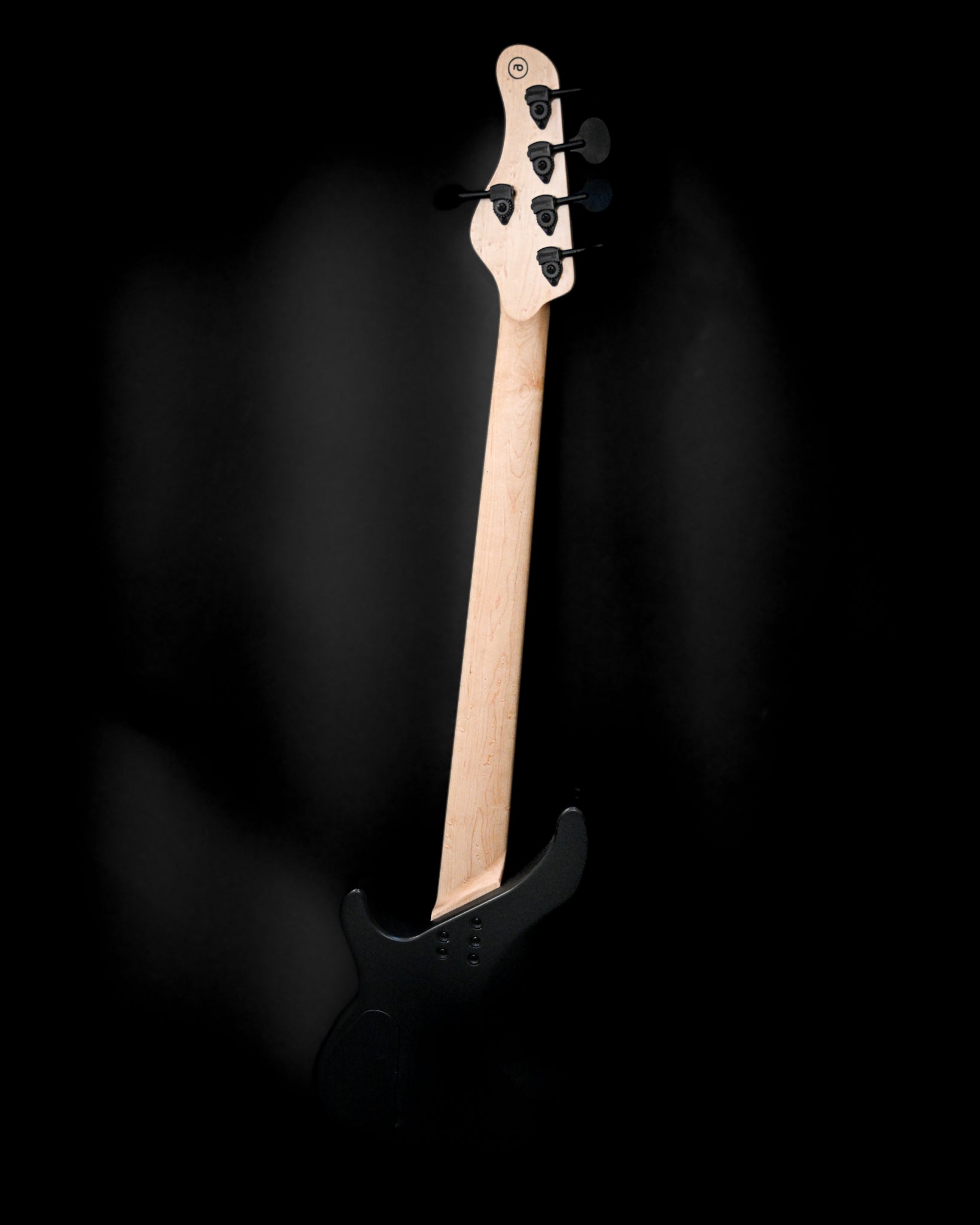 Belforti Instruments E3 Lorraine Coal 低音吉他背面的另一个角度，展示了其优雅的设计。