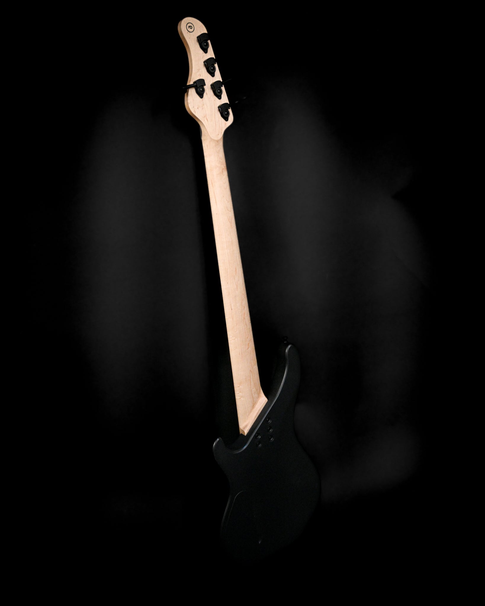 Belforti Instruments E3 Lorraine Coal 低音吉他背面细节图，展示其光滑的琴颈。