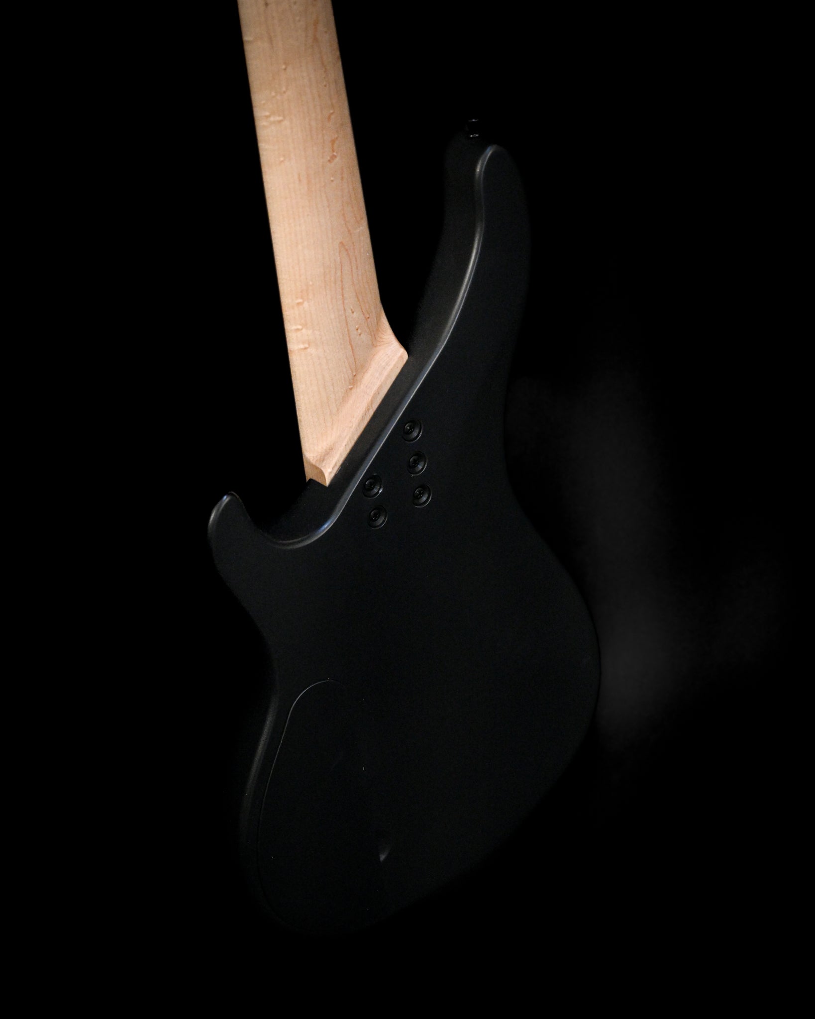 Belforti Instruments E3 Lorraine Coal 低音吉他的时尚角度，展现其现代美感。