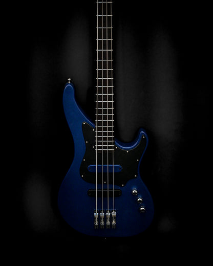 Belforti Instruments E3 意大利 Smalt 低音吉他的细节特写，重点展示琴身和控制装置。
