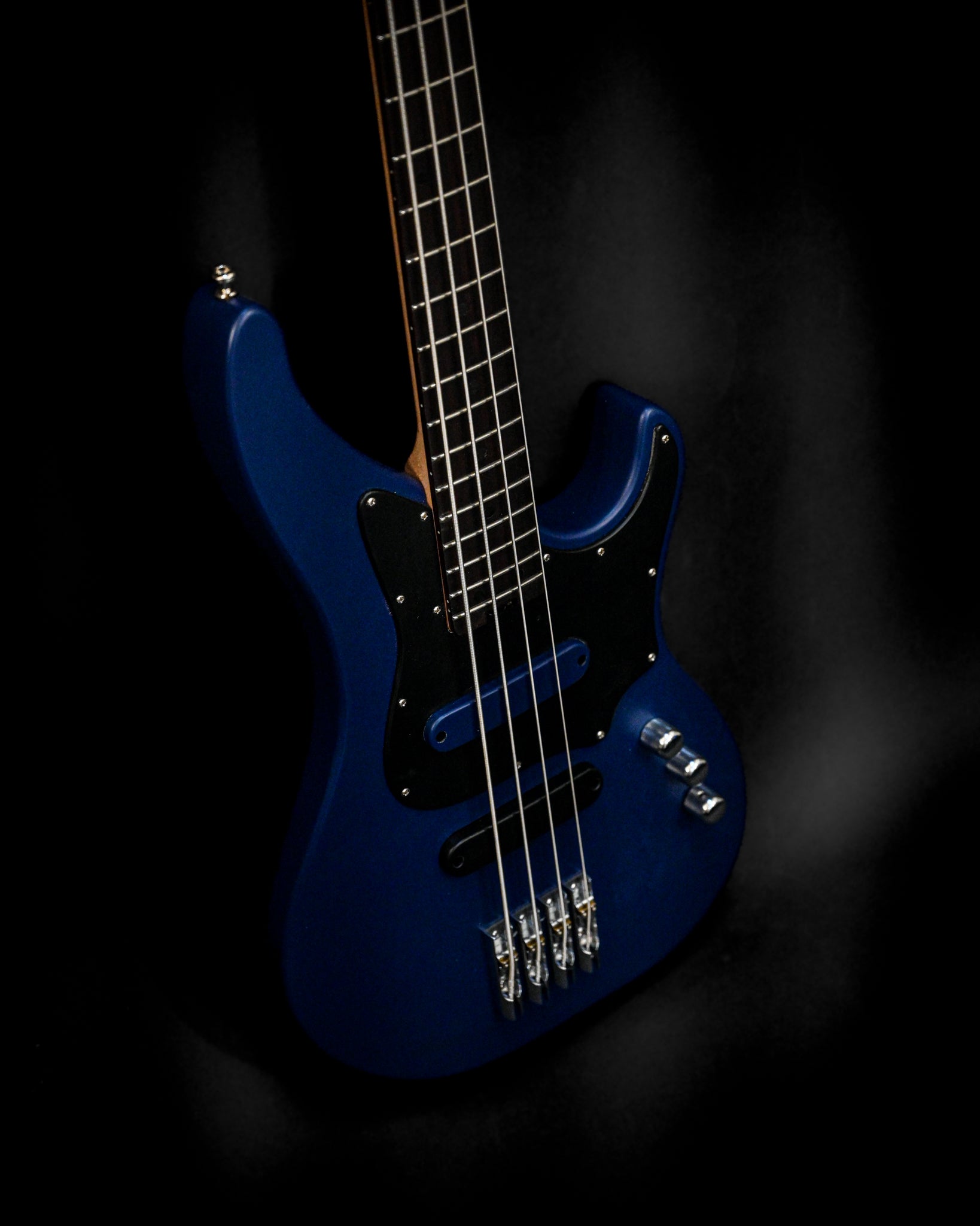 Belforti Instruments E3 意大利 Smalt 低音吉他的艺术视图，突显其精美的设计。