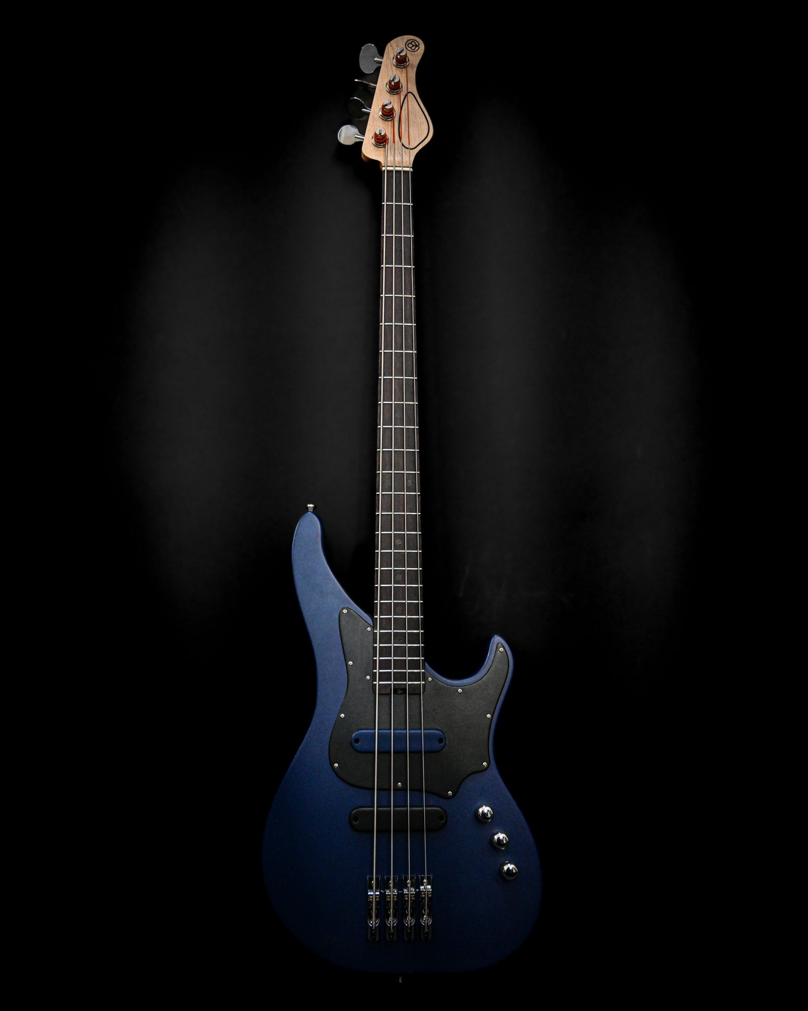 Belforti Instruments E3 意大利 Smalt 低音吉他的动态图，展示其时尚的外形。