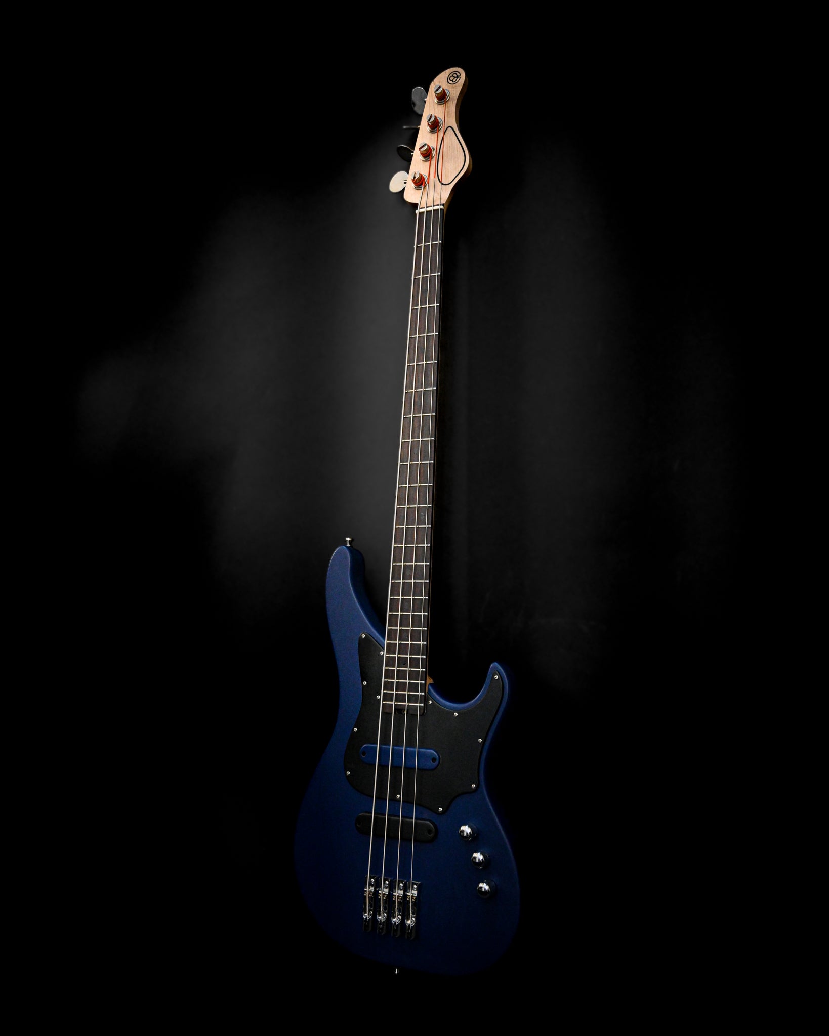 Belforti Instruments 的 E3 意大利 Smalt 低音吉他特写，重点是琴弦和调音钉。