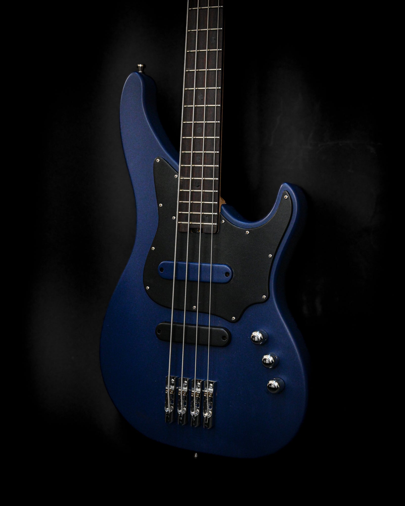 Belforti Instruments E3 意大利 Smalt 低音吉他琴身和拾音器特写，突出意大利 Smalt Blue 颜色。