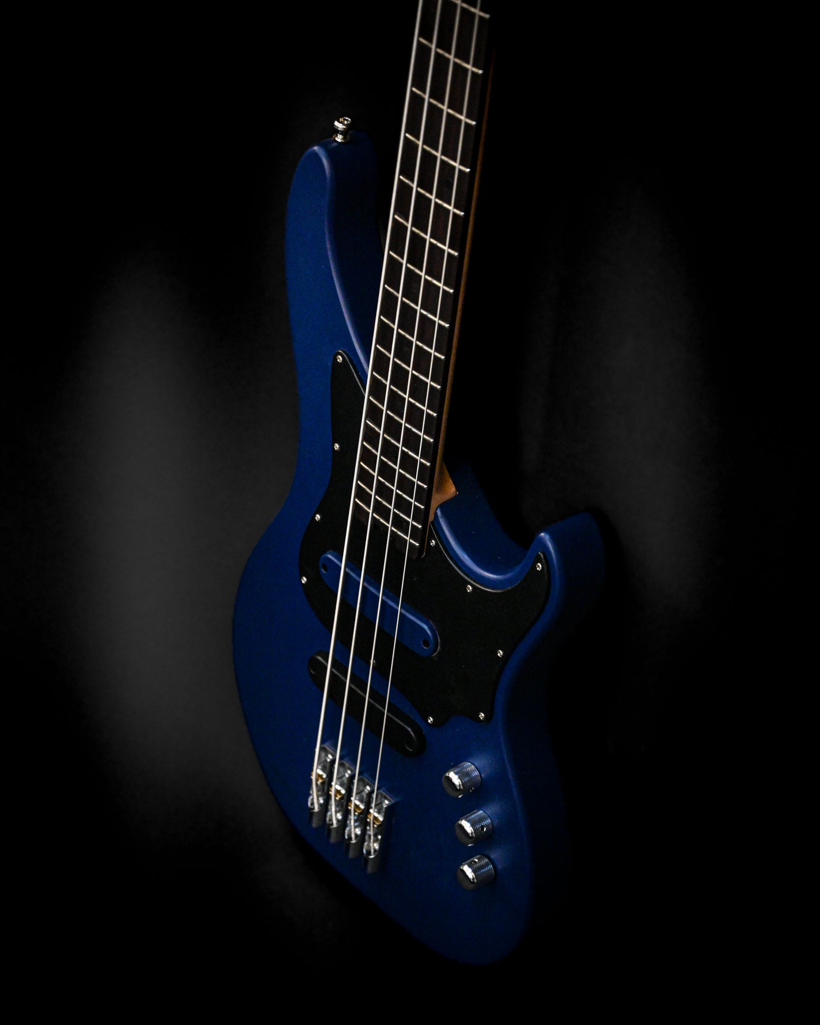 Belforti Instruments E3 意大利 Smalt 低音吉他的侧面细节，凸显其精湛工艺。