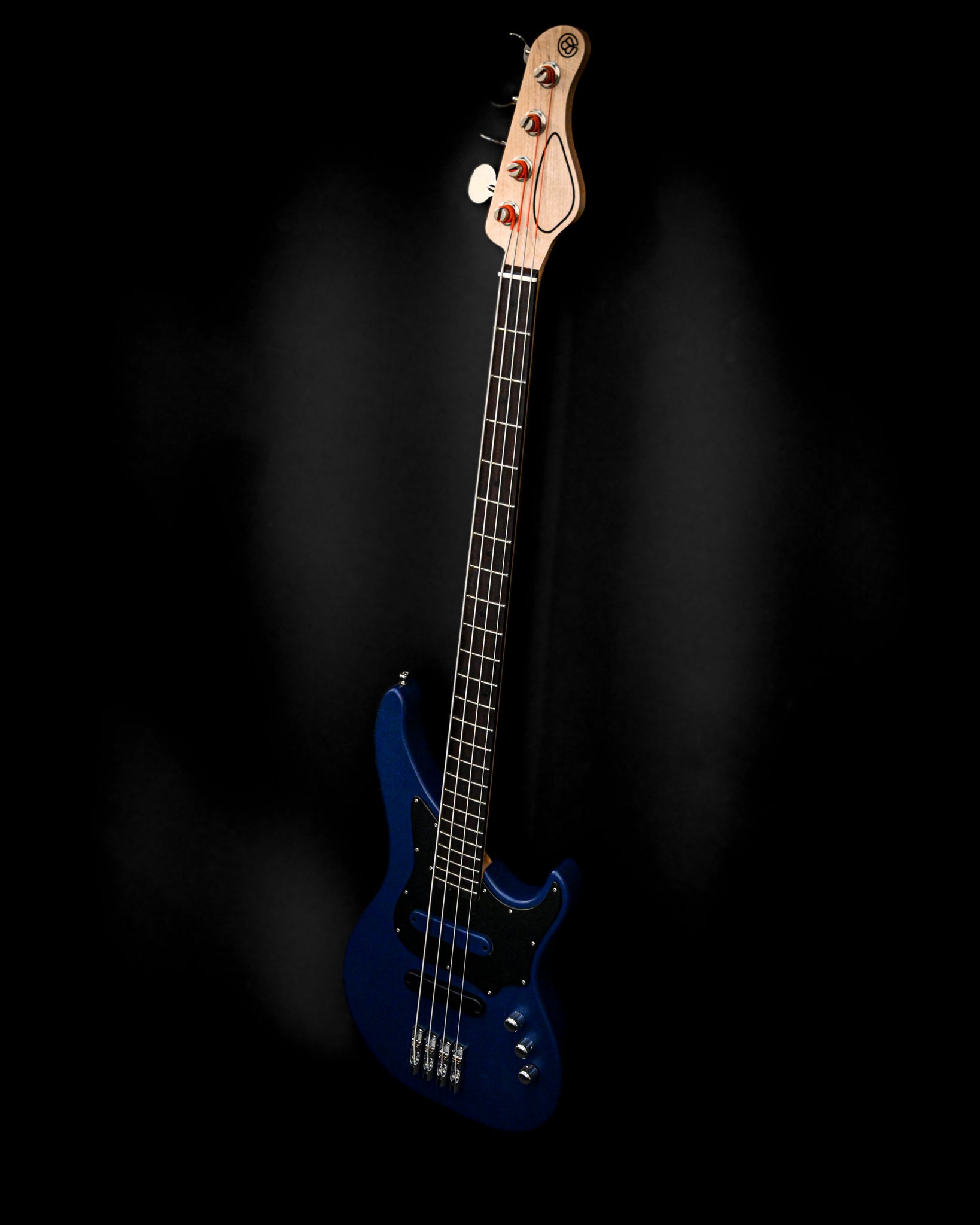 Belforti Instruments 的 E3 意大利 Smalt 低音吉他的突出图，展示了其优雅的设计。